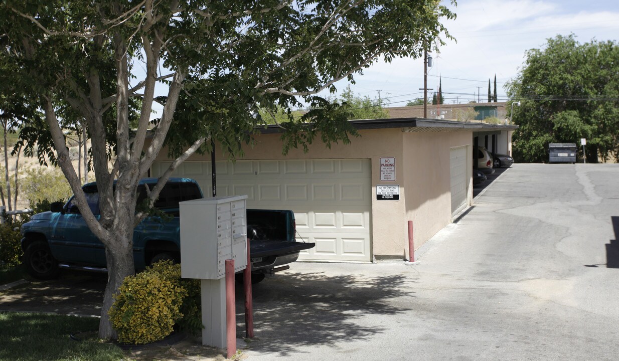 15747 Sueno Ln in Victorville, CA - Foto de edificio