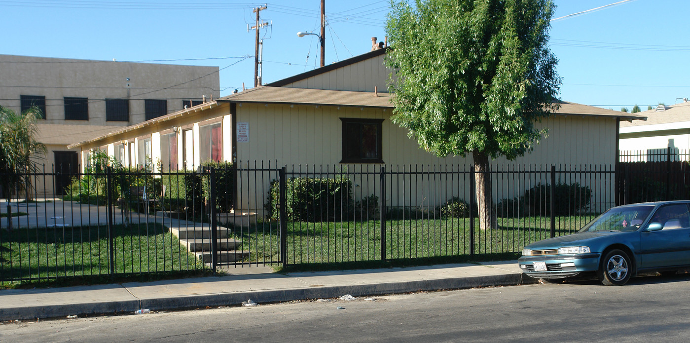 340-344 E Q 7 Ave in Palmdale, CA - Building Photo