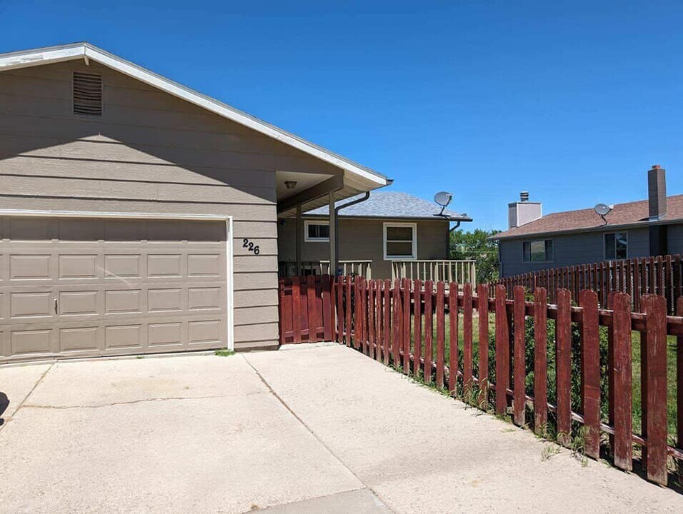 226 Fort Laramie St in Glenrock, WY - Building Photo