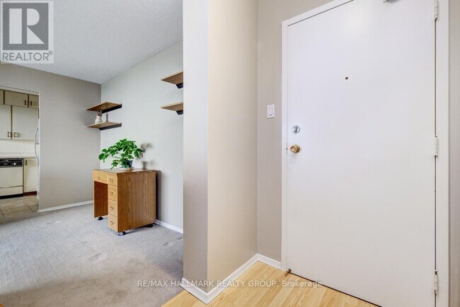 665 Bathgate Dr in Ottawa, ON - Building Photo - Building Photo