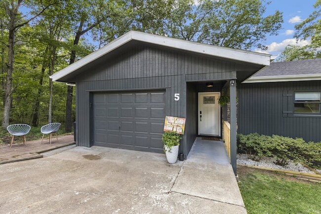 property at 5 Fareham Ln