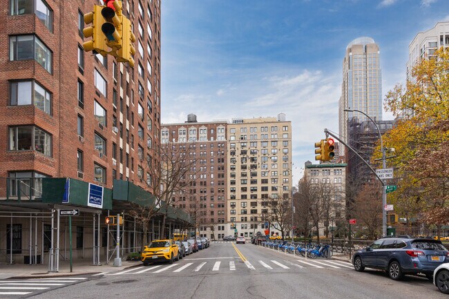 330 W 72nd St in New York, NY - Foto de edificio - Building Photo