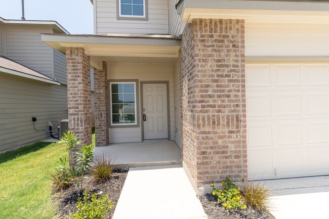 193 Legendary Trl Lp in Floresville, TX - Building Photo - Building Photo