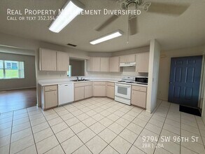 9794 SW 96th St in Ocala, FL - Foto de edificio - Building Photo