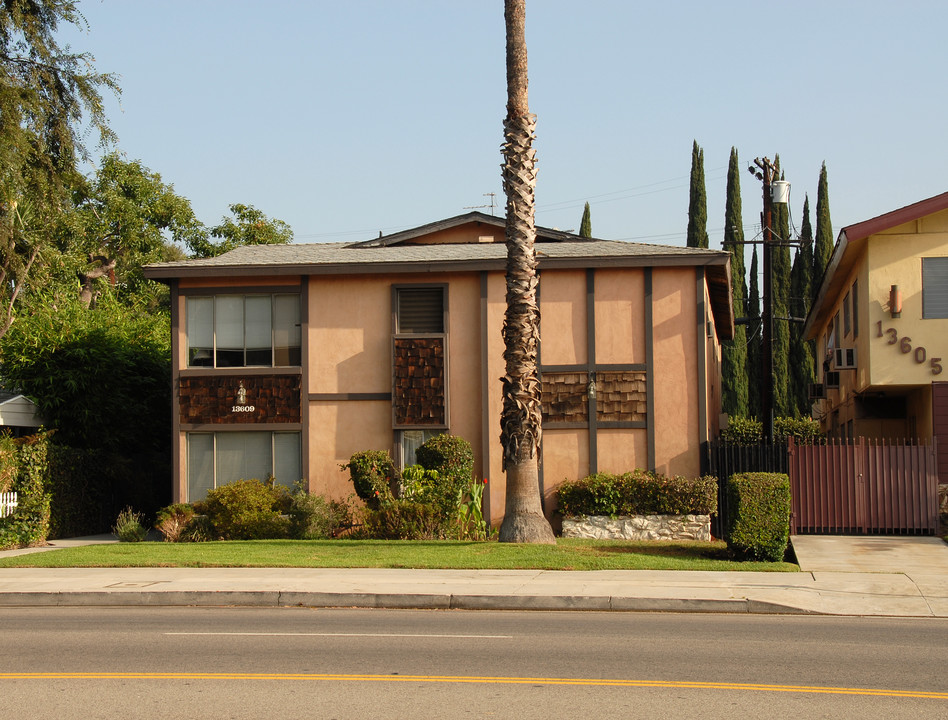 13609 Burbank Blvd in Van Nuys, CA - Building Photo