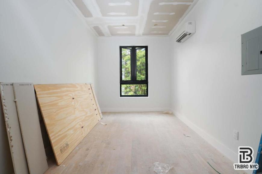 141 Meserole St in Brooklyn, NY - Building Photo