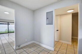1721 SW 40th Terrace, Unit B in Fort Lauderdale, FL - Foto de edificio - Building Photo