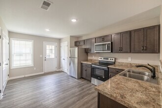 Professional Park Dr - 931 in Clarksville, TN - Foto de edificio - Interior Photo