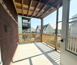 71 Saxton St, Unit 1 in Boston, MA - Foto de edificio - Building Photo