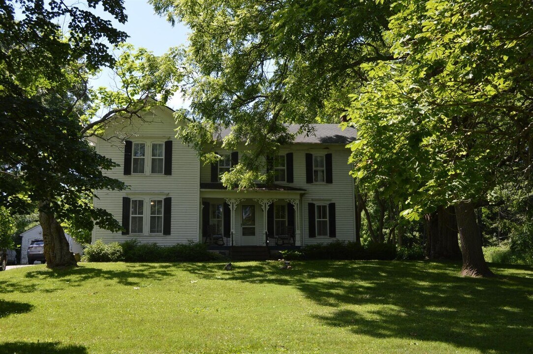 4561 Clark Lake Rd in Clarklake, MI - Building Photo