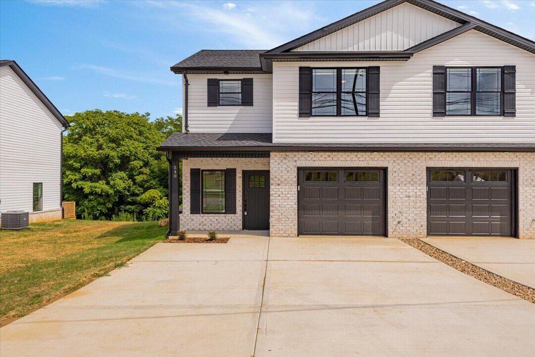 546 Gray Station Rd in Gray, TN - Foto de edificio