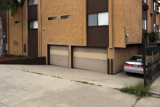 Estrella Senior Apartments in San Diego, CA - Foto de edificio - Building Photo