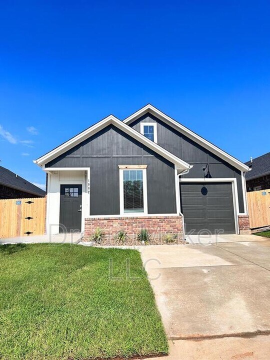 1002 Riva Pkwy in Norman, OK - Building Photo