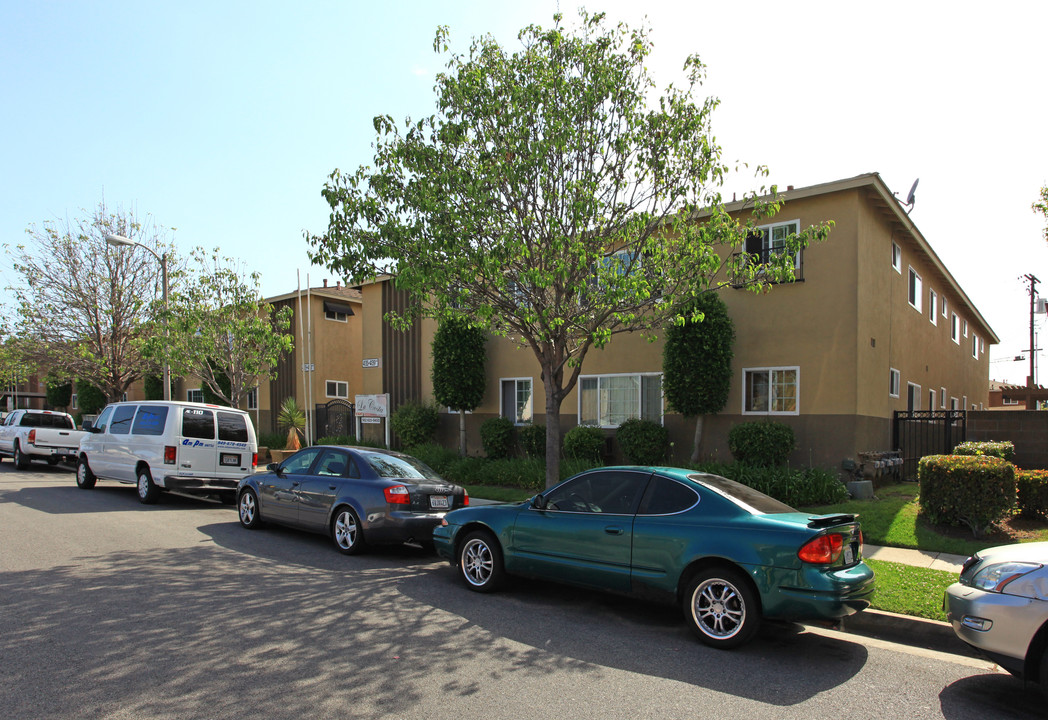 La Costa and Mariposa Apartments in Lakewood, CA - Building Photo