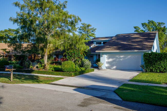 900 Cosmos Ct in Wellington, FL - Building Photo - Building Photo