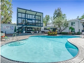 18645 Hatteras St, Unit 237 in Tarzana, CA - Building Photo - Building Photo