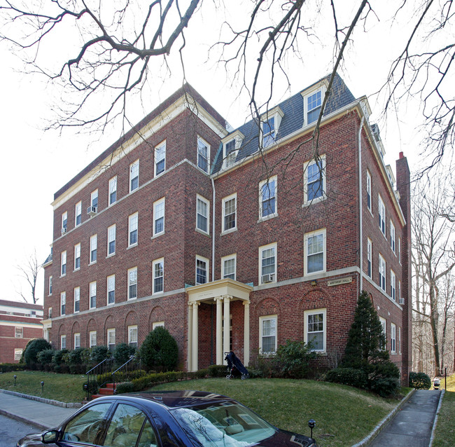 Winthrop Hall in Bronxville, NY - Building Photo - Building Photo