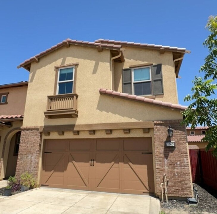 3745 Castellina Way in Manteca, CA - Foto de edificio