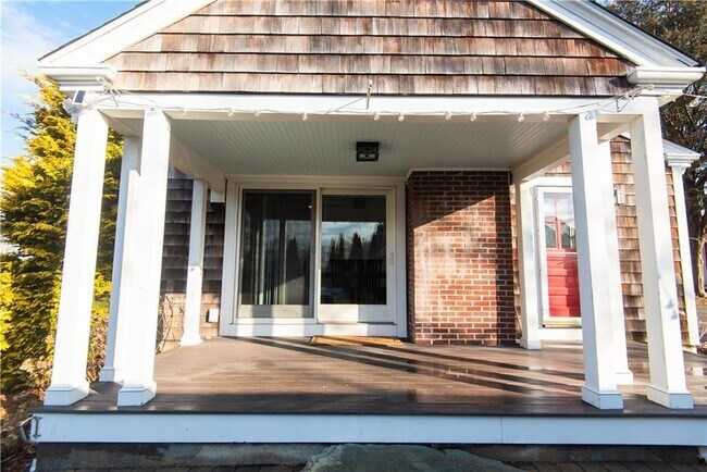 204 Middle Rd in Portsmouth, RI - Building Photo - Building Photo