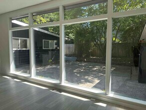 22205 64th Ave W in Mountlake Terrace, WA - Foto de edificio - Building Photo