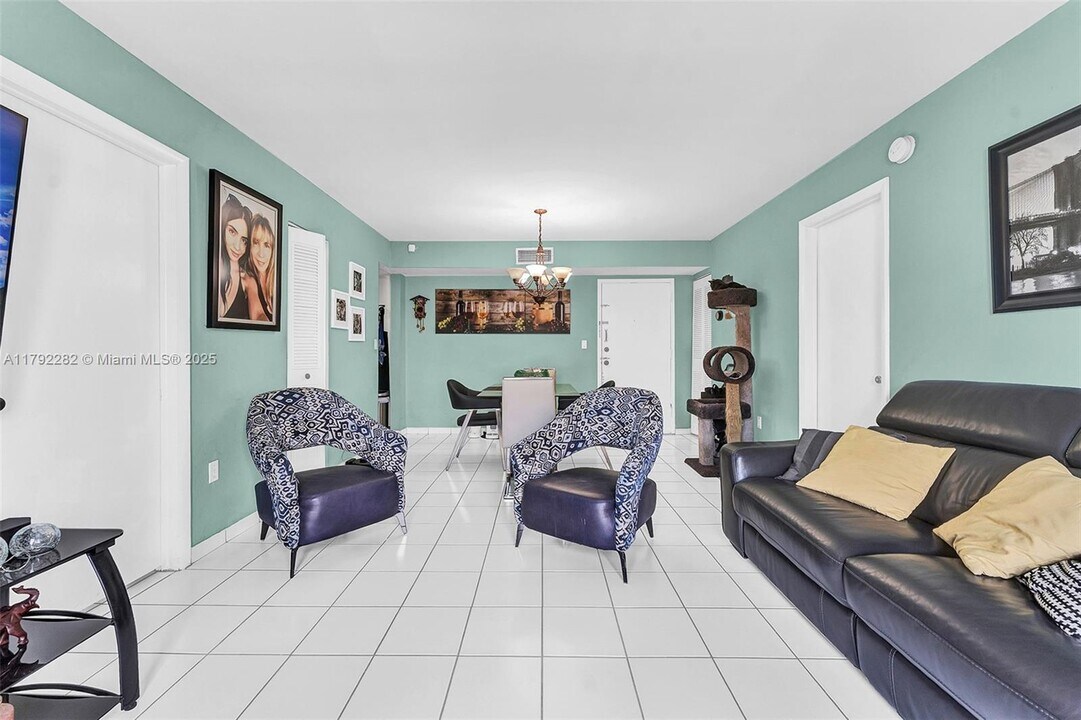 4845 NW 7th St, Unit 309 in Miami, FL - Building Photo