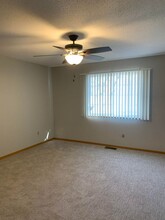 300 N Maple Ave in Brandon, SD - Foto de edificio - Building Photo