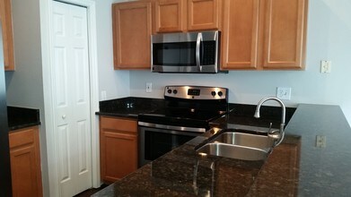 569 Vallance Way NE in St. Petersburg, FL - Foto de edificio - Building Photo