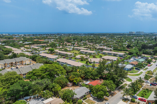 Four Sea Suns Condominiums in Boynton Beach, FL - Foto de edificio - Building Photo