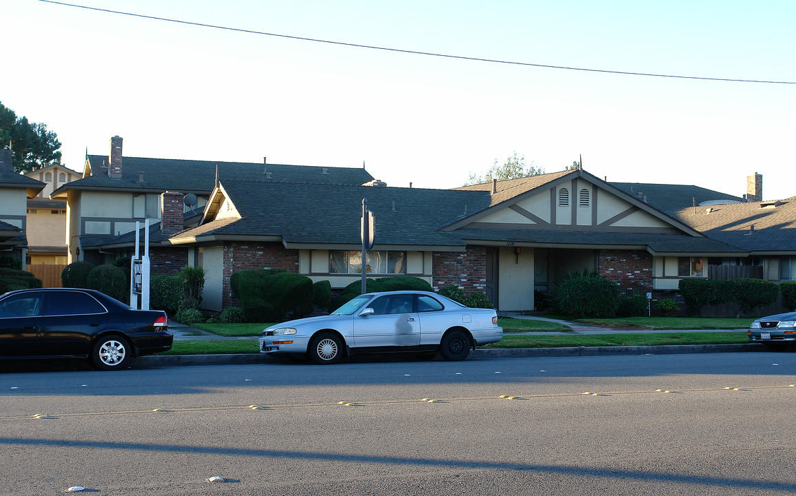 1670 W Orangewood Ave in Anaheim, CA - Building Photo