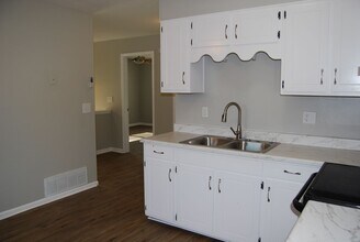 811 Cedarcrest Dr in Vine Grove, KY - Building Photo - Building Photo