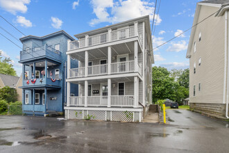 11 Siegel St, Unit 1 in Bristol, RI - Foto de edificio - Building Photo