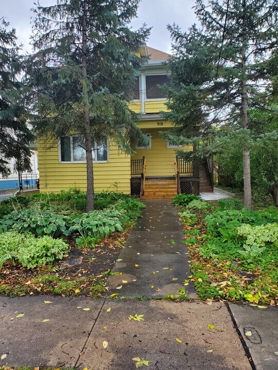 916 N Broadway Dr, Unit Main in Fargo, ND - Building Photo