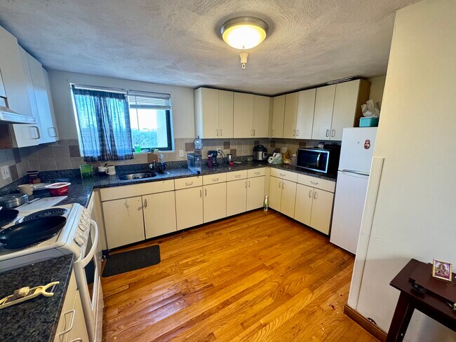 1116 Commonwealth Ave, Unit 417 in Boston, MA - Foto de edificio - Building Photo