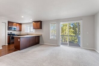 Bayshore Vista Apartments in Kirkland, WA - Building Photo - Interior Photo
