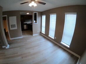 404 Manuel Dr in College Station, TX - Building Photo - Building Photo