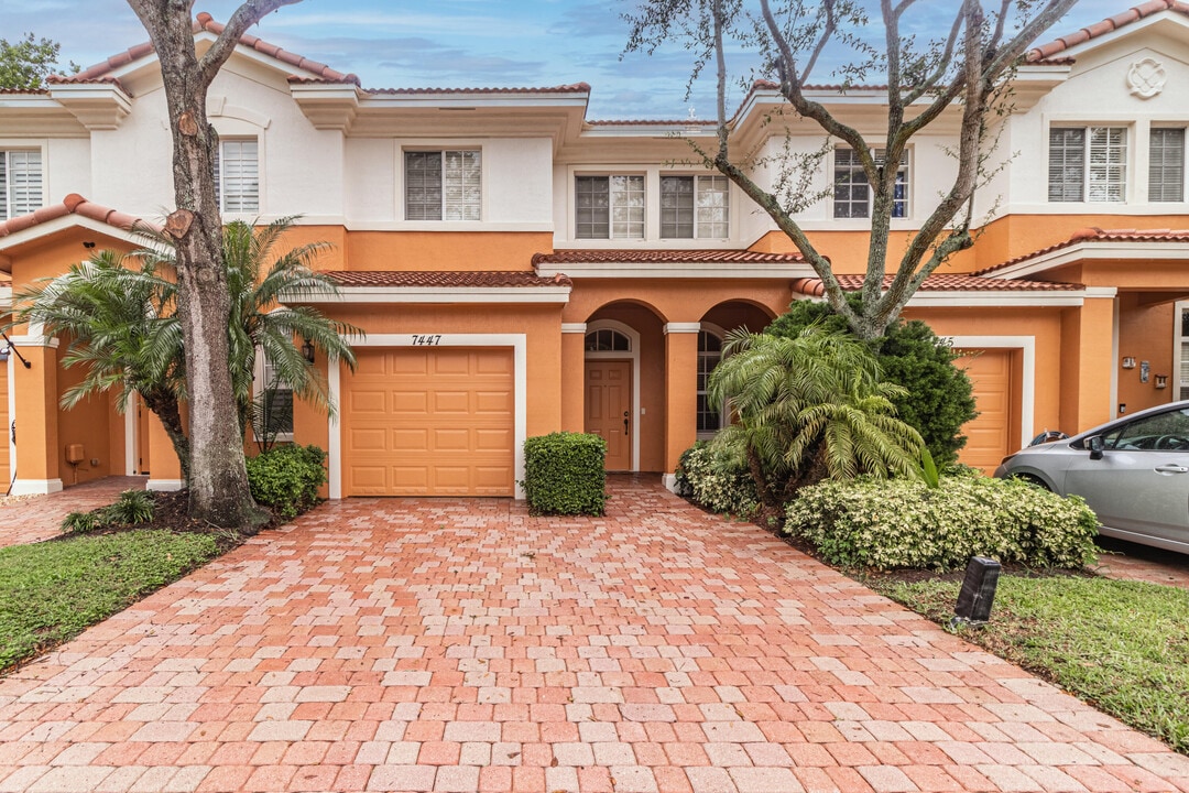 7447 Briella Dr in Boynton Beach, FL - Foto de edificio