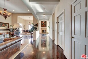 5805 Foxview Dr in Malibu, CA - Building Photo