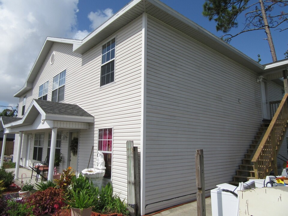 1202 Pennsylvania Ave in Lynn Haven, FL - Building Photo