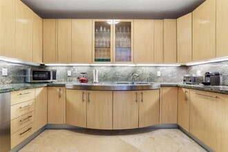 100 S Pointe Dr, Unit 100 S Pointe Dr # 1810 in Miami Beach, FL - Building Photo - Building Photo