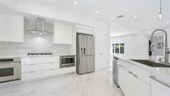 711 Sunset Rd in Coral Gables, FL - Building Photo