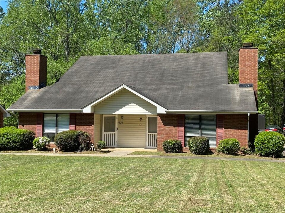 506 Plymouth Ln in Alpharetta, GA - Building Photo