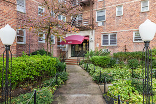 6692 Selfridge St in Forest Hills, NY - Building Photo - Building Photo