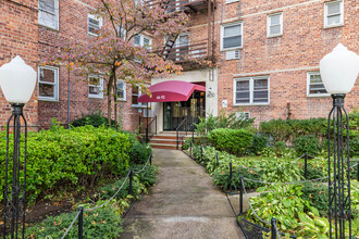 6692 Selfridge St in Forest Hills, NY - Building Photo - Building Photo