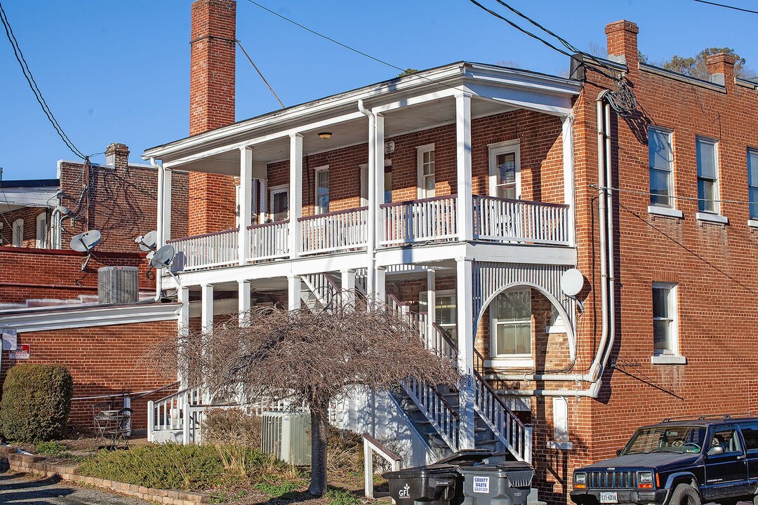 300 Valley St in Scottsville, VA - Building Photo