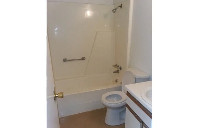 208 E Wells St in Madisonville, TX - Building Photo - Building Photo