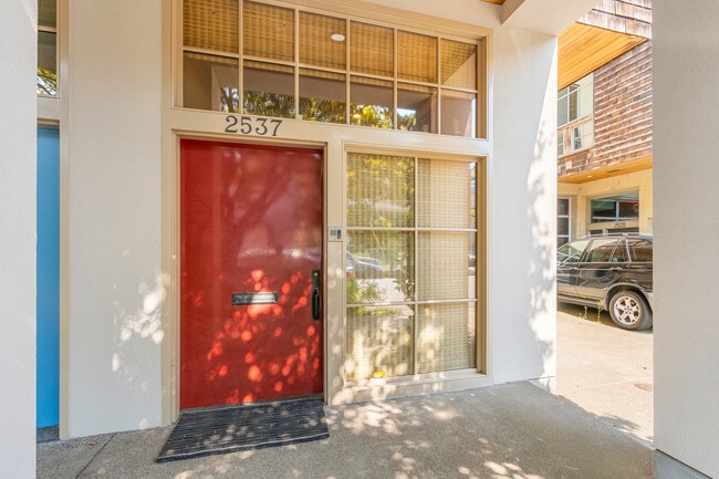 2537 NW Upshur St in Portland, OR - Foto de edificio - Building Photo