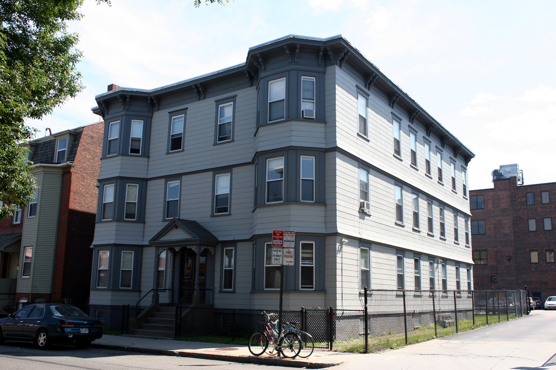 60 Bishop Allen Dr in Cambridge, MA - Foto de edificio