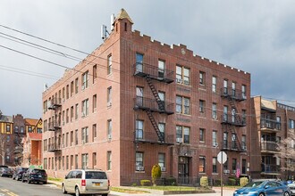 42-62 157th St in Flushing, NY - Foto de edificio - Primary Photo