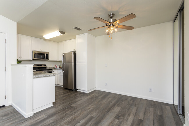 Lakeside Apartments in Fresno, CA - Building Photo - Interior Photo