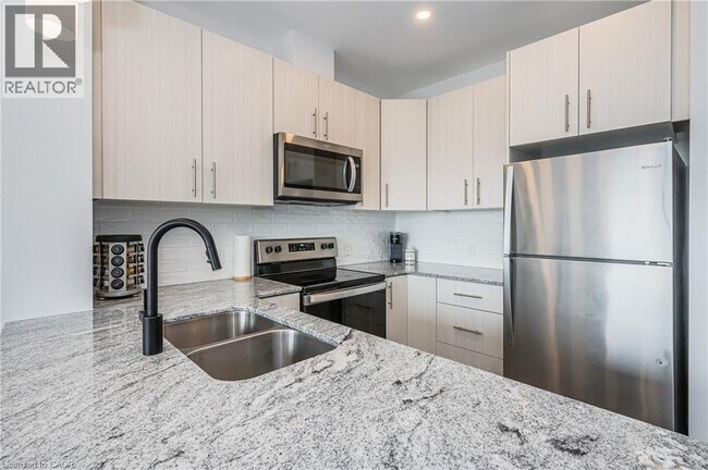 104 Garment St in Kitchener, ON - Building Photo - Building Photo